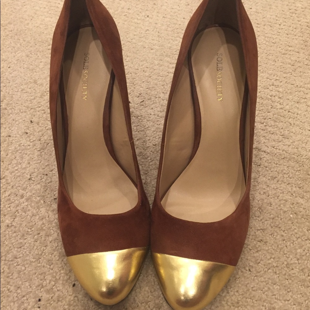 Some society brown suede pump with gold tip